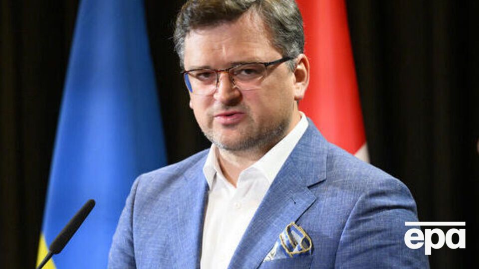 Кулеба подчеркнул, что россияне совершили еще одно ужасное военное преступление, обстреляв лагерь с украинскими военнопленными в Оленовке