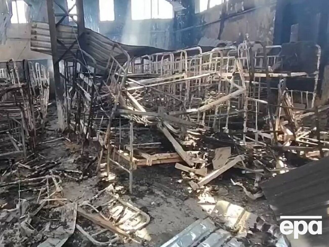 В СБУ отметили, что в якобы обстрелянном бараке уцелели окна