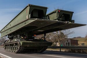 Длина мостоукладчика – почти 12 метров
