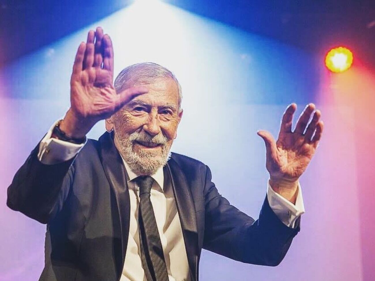 Кикабидзе:&nbsp;Ночью взял бутылку водки, закрылся в комнате и к утру сочинил пять песен. Все очень популярные. Потому что смысловые