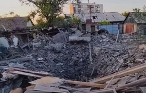В Доброполье российским ударом полностью уничтожен дом, еще несколько повреждены
