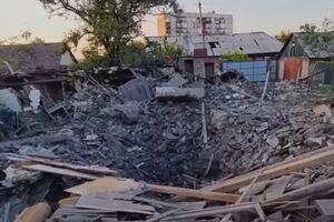 В Доброполье российским ударом полностью уничтожен дом, еще несколько повреждены