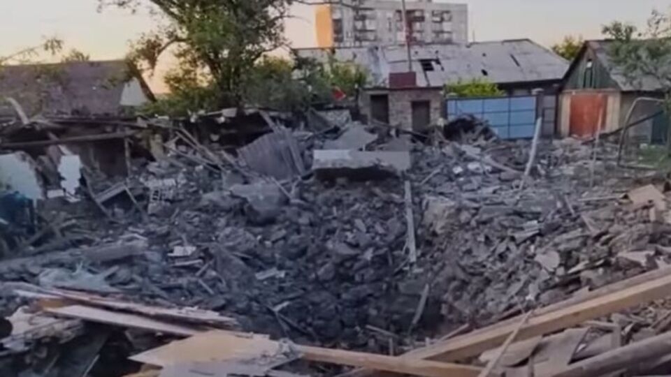 В Доброполье российским ударом полностью уничтожен дом, еще несколько повреждены
