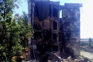 Российские оккупанты обстрелами уничтожают дома и админздания в Лисичанске