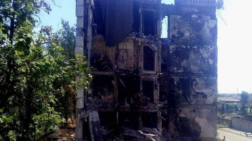 Российские оккупанты обстрелами уничтожают дома и админздания в Лисичанске