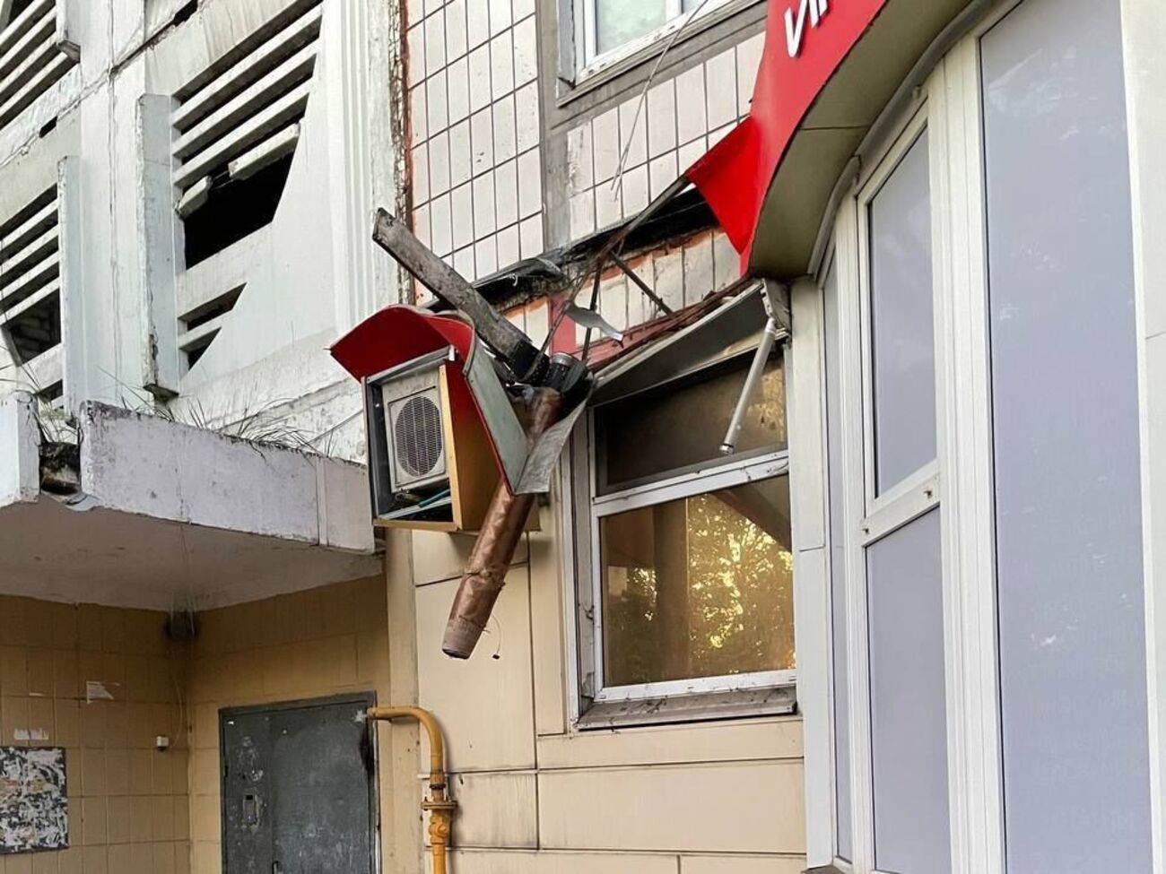 Фрагмент ракети повис на будинку