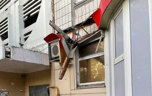 Фрагмент ракети повис на будинку