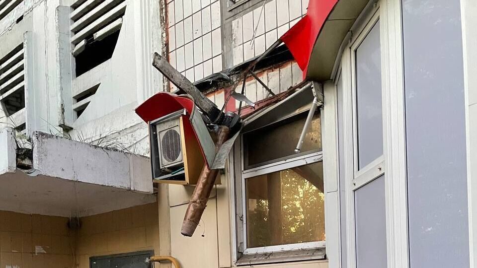 Фрагмент ракеты повис на доме