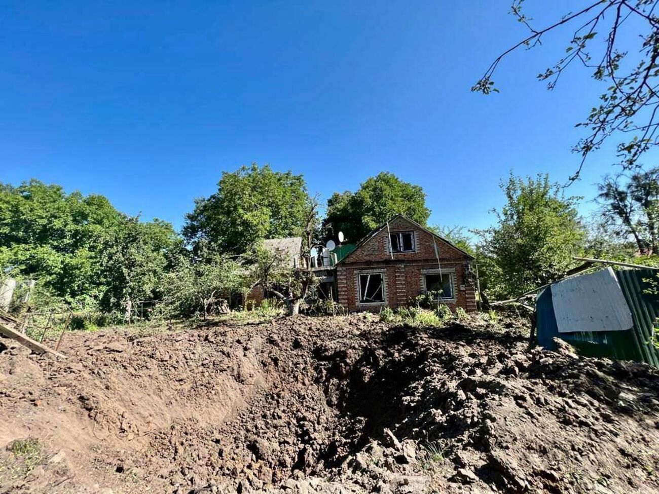 Унаслідок удару по Харкову пошкоджено приватний будинок та школу, постраждала жінка