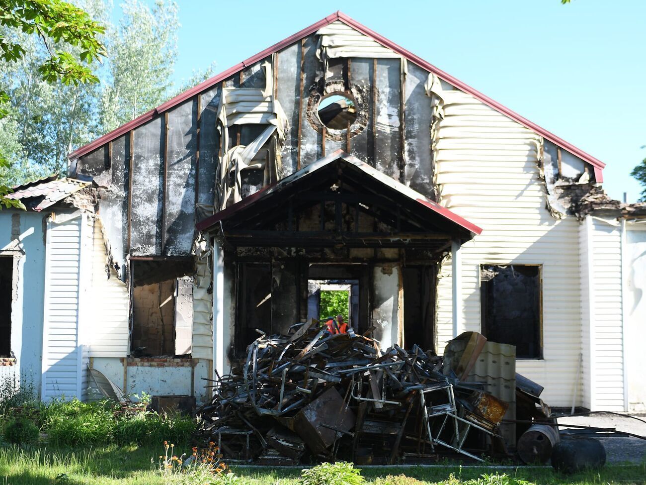 Зараз стару споруду демонтують