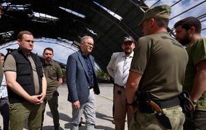 Альбанезе (в центре) заявил, что Австралия поддерживает Украину