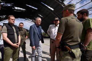 Альбанезе (в центре) заявил, что Австралия поддерживает Украину