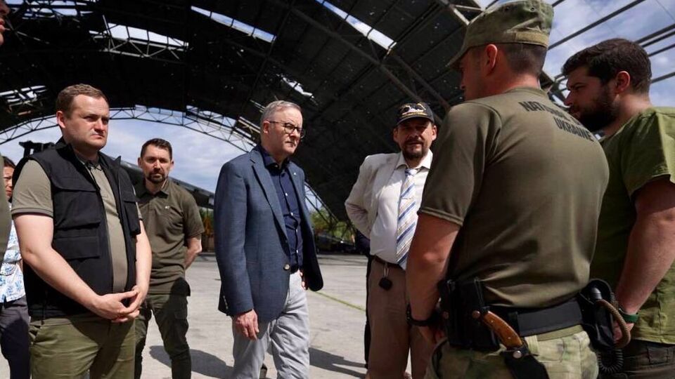 Альбанезе (в центре) заявил, что Австралия поддерживает Украину