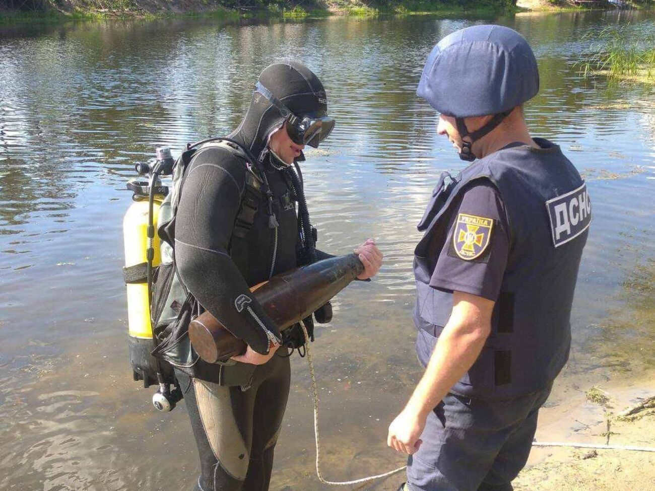 У водойми також потрапляють російські бомби, снаряди та міни