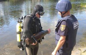 В водоемы также попадают российские бомбы, снаряды и мины