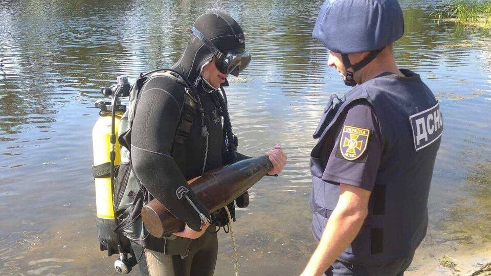 В водоемы также попадают российские бомбы, снаряды и мины
