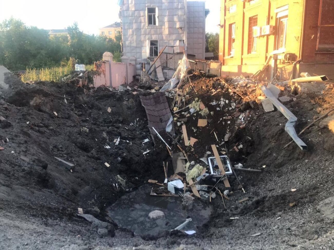 На месте ракетных ударов в Харькове образовались воронки
