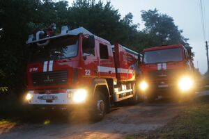Після російських атак рятувальники гасять пожежі і розбирають завали