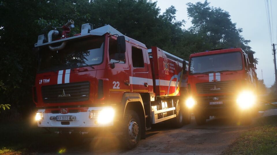 Після російських атак рятувальники гасять пожежі і розбирають завали