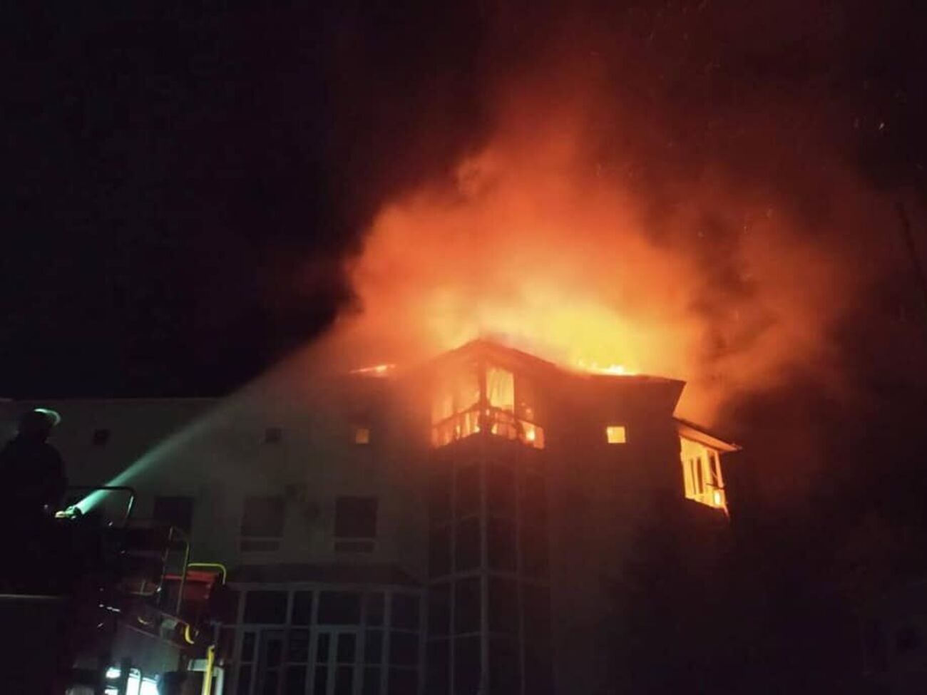 Окупанти вночі вдарили із РСЗВ по Нікопольському району, зазначив Резніченко