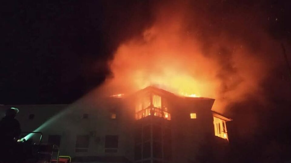 Окупанти вночі вдарили із РСЗВ по Нікопольському району, зазначив Резніченко