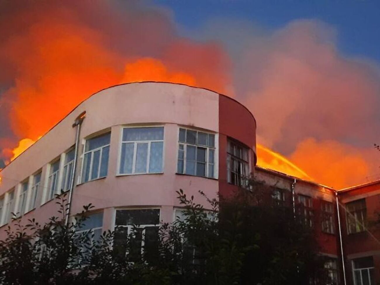 Пожар в здании училища тушили около 100 спасателей