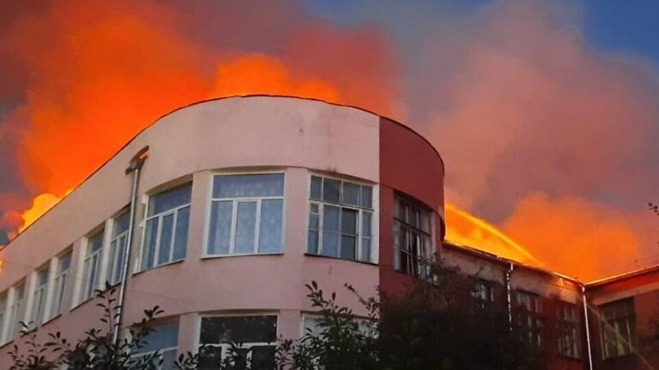 Пожежу в будівлі училища гасило приблизно 100 рятувальників