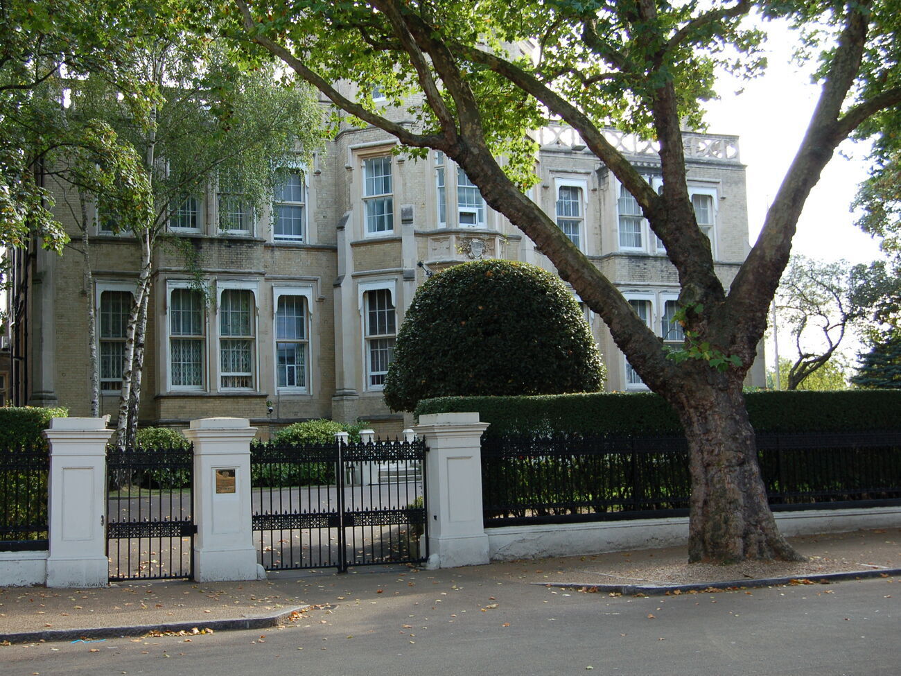 Посольство РФ в Великобритании заявило, что украинские военные полка "Азов" заслуживают&nbsp;смерти, но "не через расстрел"