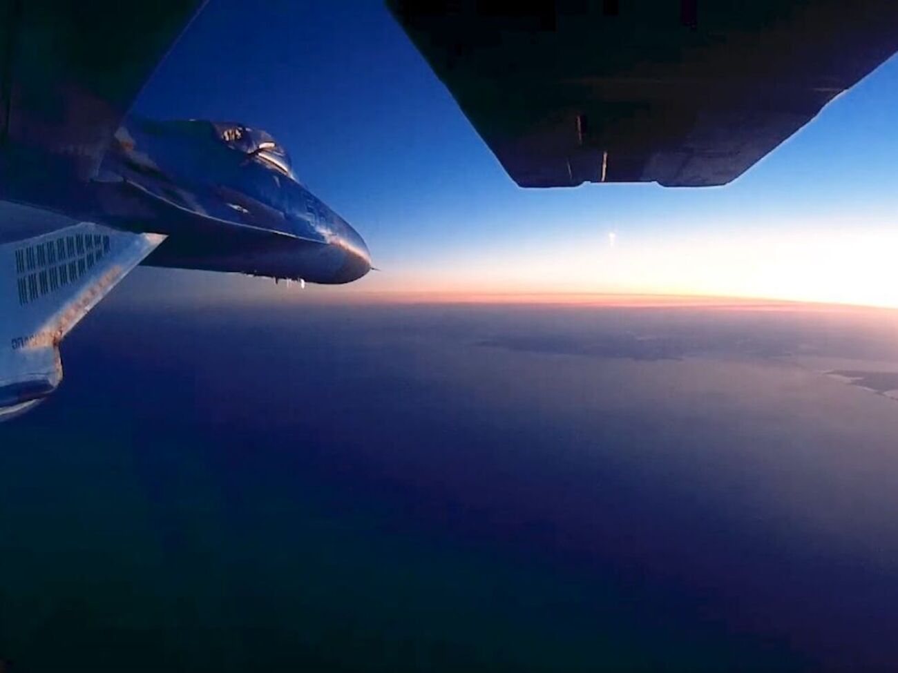 Пілоти ПС ЗСУ разом із воїнами зенітних ракетних військ змусили ворога відмовитися від наближення до кордонів України, зазначив Залужний