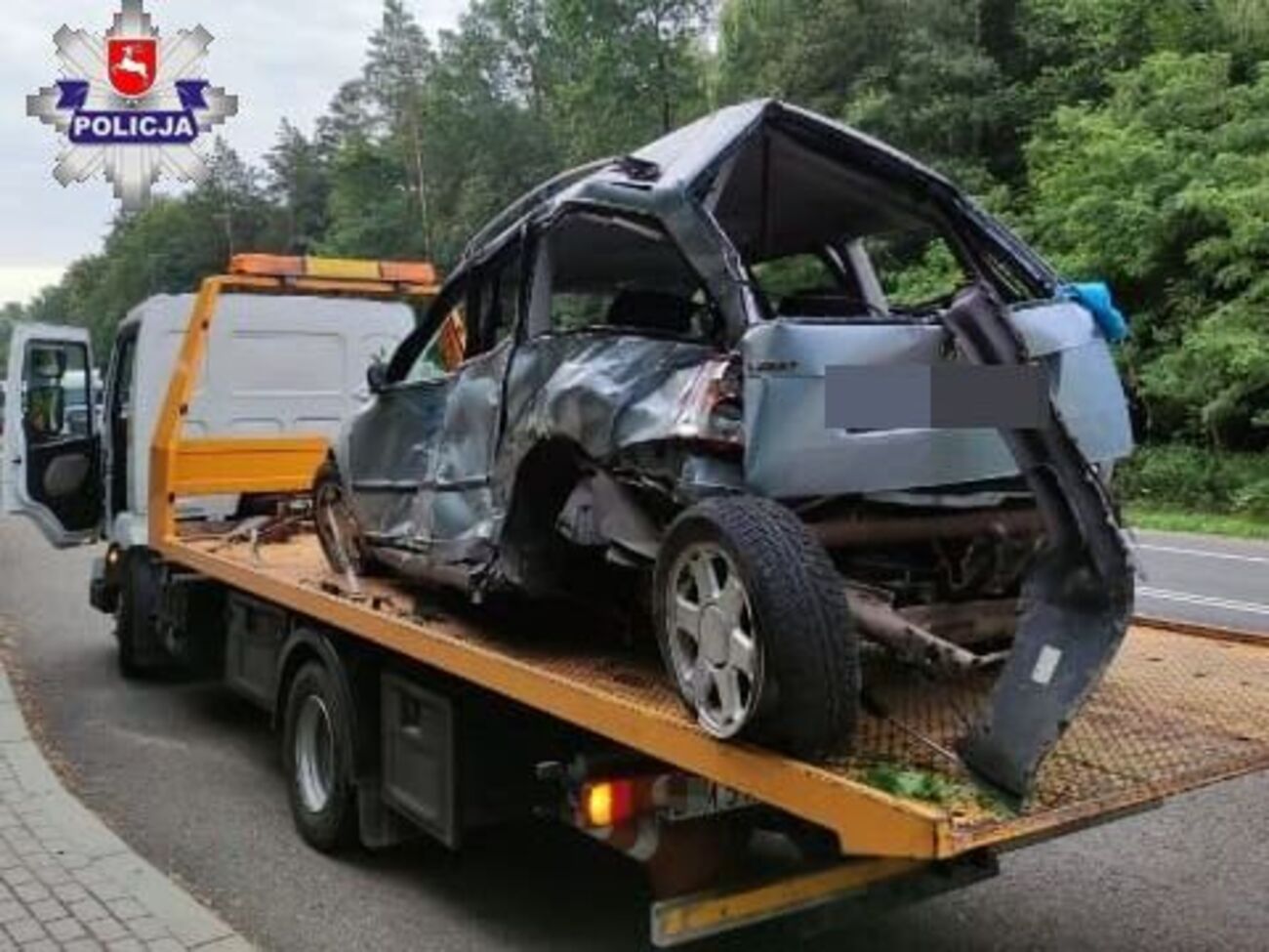 Після удару легковий автомобіль перекинувся