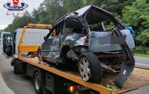 Після удару легковий автомобіль перекинувся