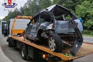 Після удару легковий автомобіль перекинувся