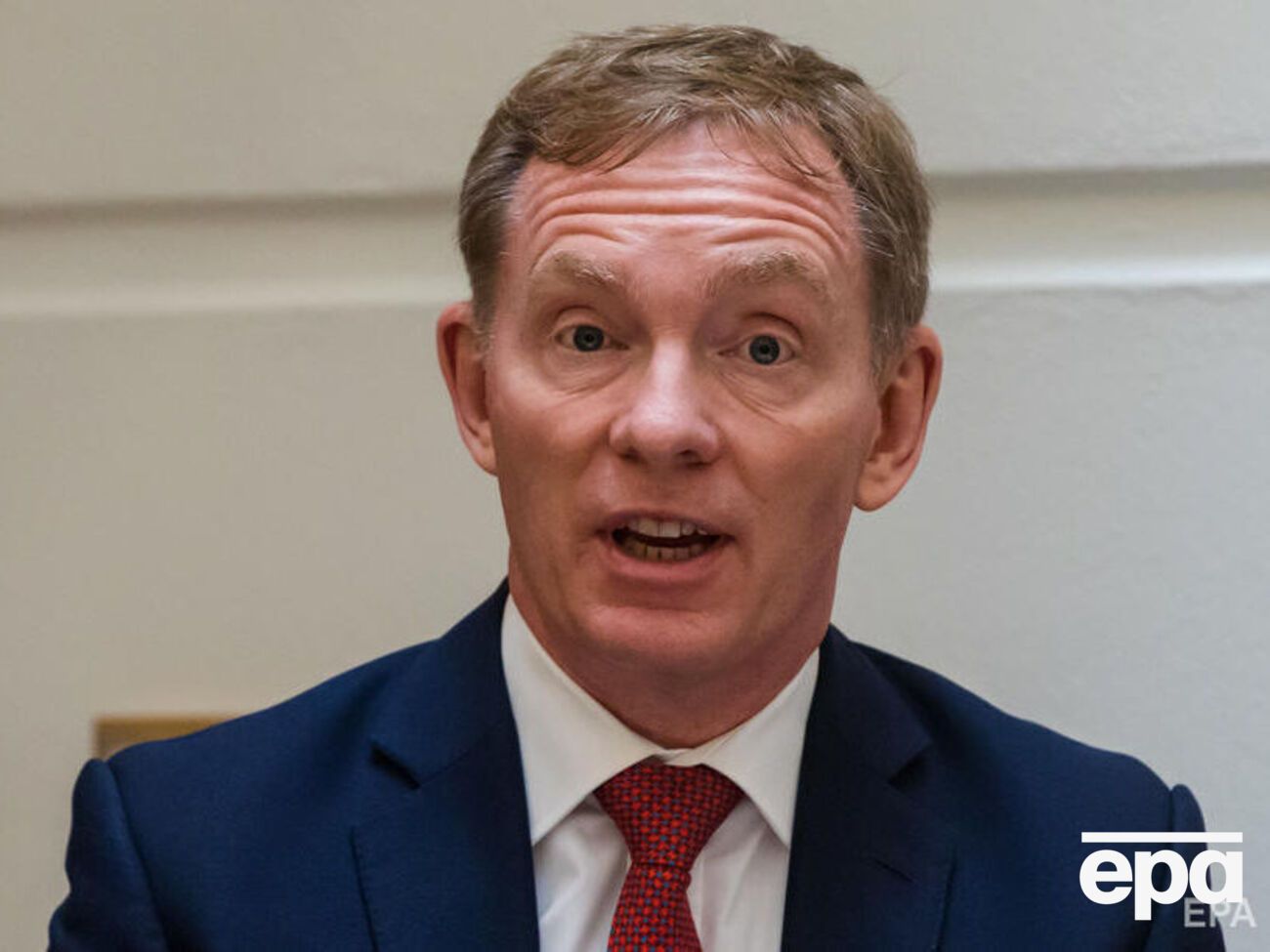 Браянт поцікавився у Трасс, що вона має намір робити