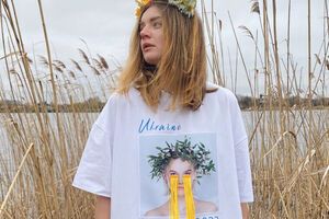 Компанія Booriva презентувала футболку з написом Ukraine don't cry