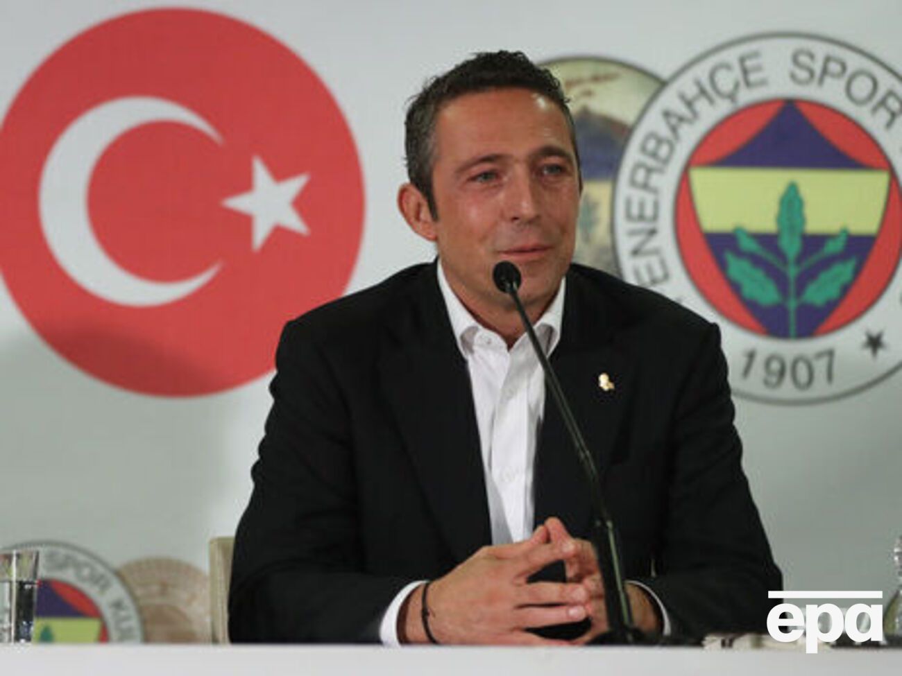 Коч наголосив, що після матчу,що тривав 120 хвилин, усі обговорюють вигуки фанатів, які тривали 20 секунд