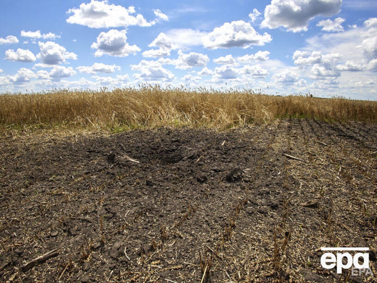 Росія обстрілює і знищує зернові термінали та поля з урожаєм в Україні, вивозить зерно з окупованих територій