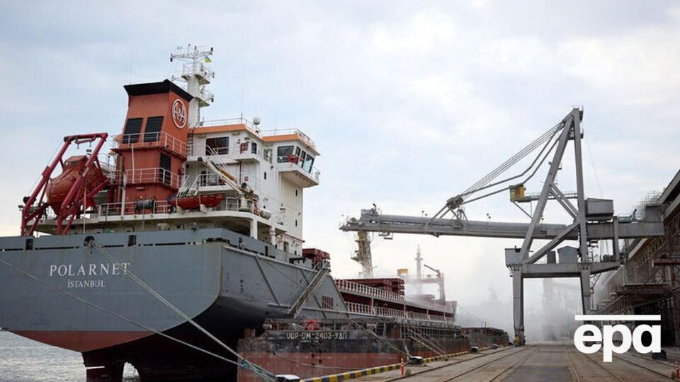 Судна вже завантажують зерном в українських портах