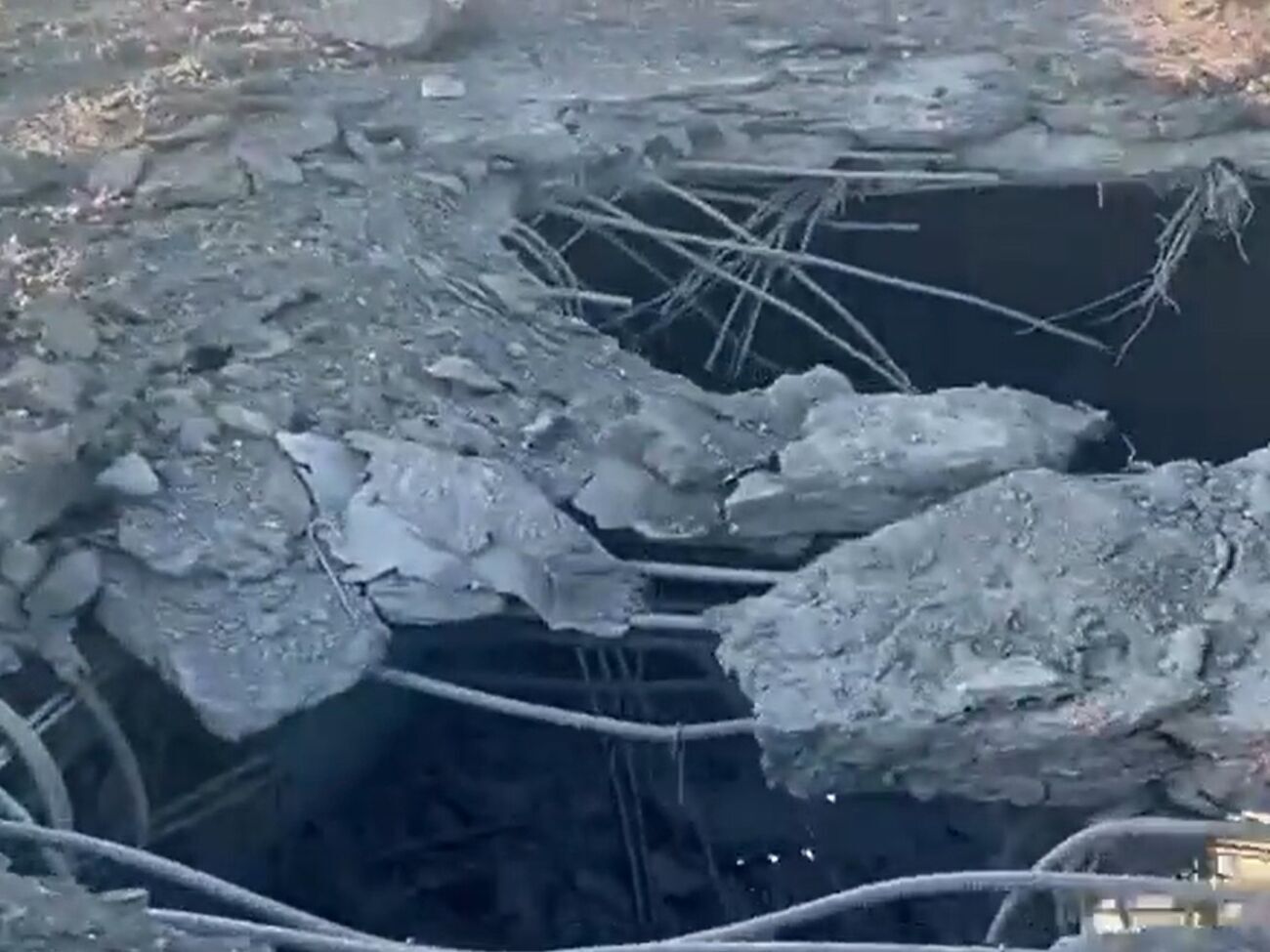 ВСУ атаковали Антоновский мост, из-за чего движение по нему остановили