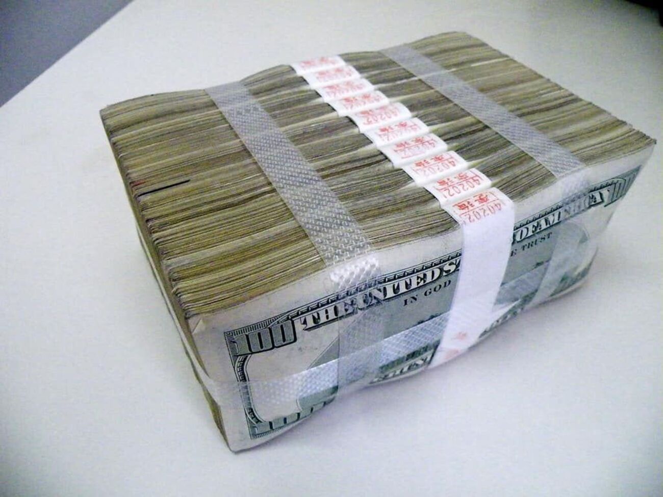 Сакварелидзе показал пачку денег