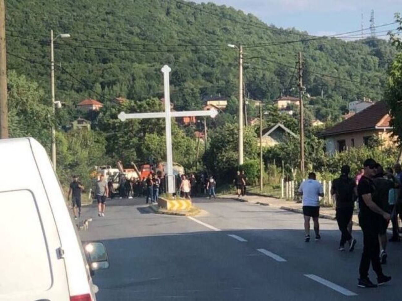 Пользователи соцсетей публикуют фото блокирования местными сербами трасс в Косово