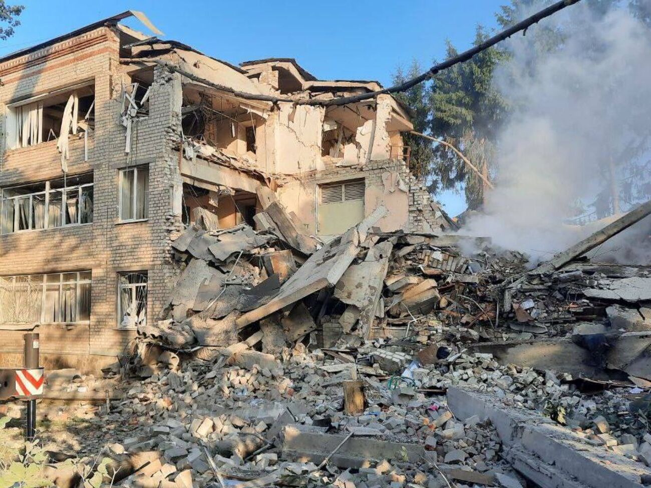 Сейчас спасатели разбирают завалы гимназии