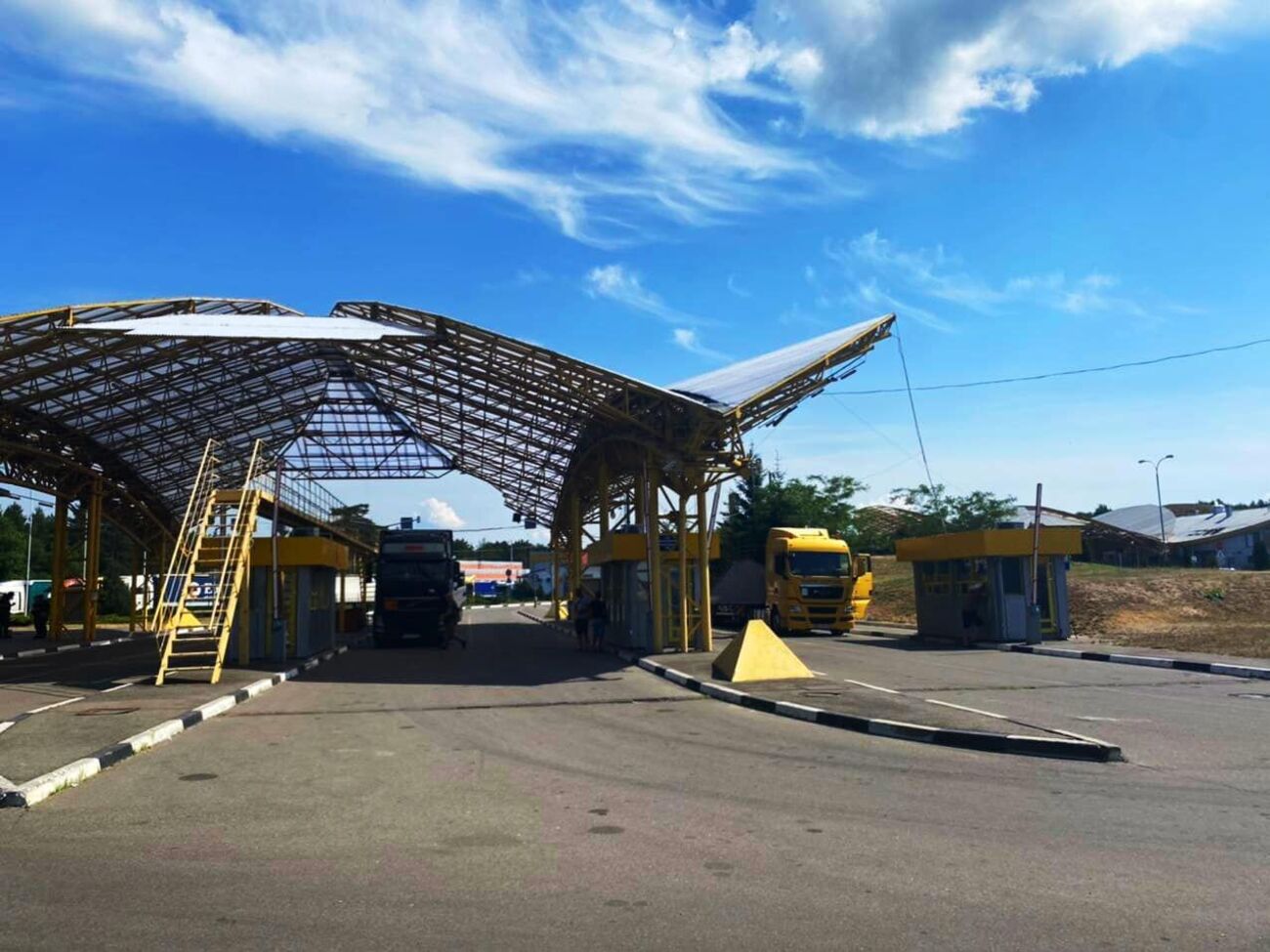 Якщо закон ухвалять, то дозвіл на виїзд отримають українці, які мають в інших країнах нерухомість та бізнес