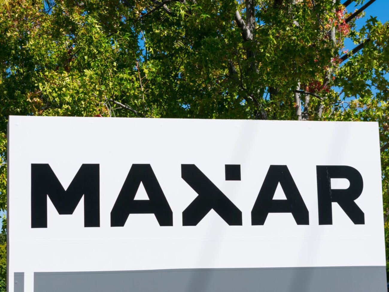 Maxar регулярно публікує супутникові знімки з наслідками війни в Україні