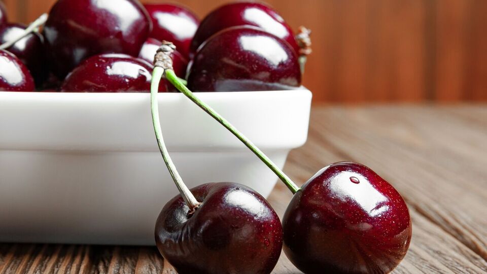 Бронюк рекомендує сушити і заморожувати черешню