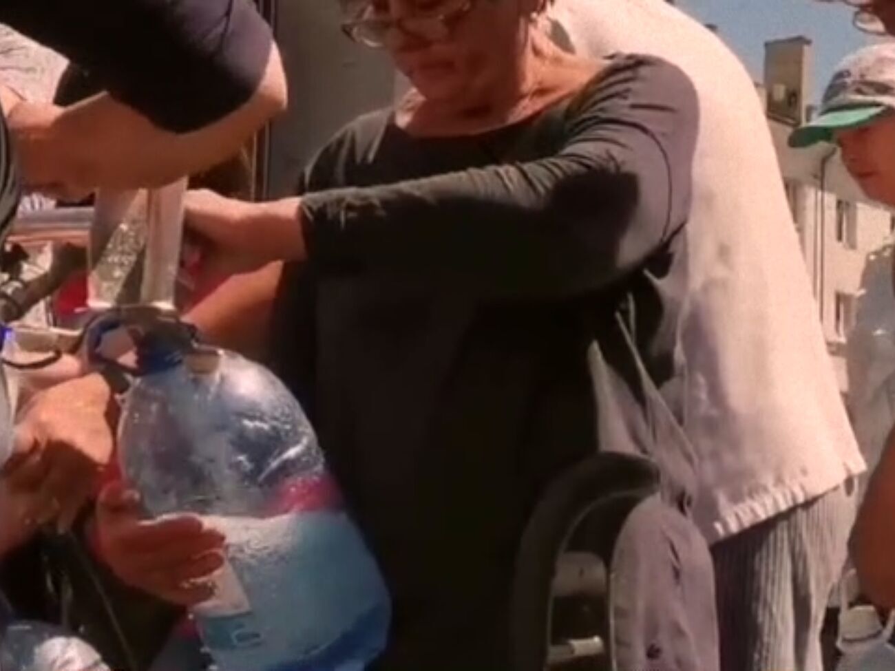 За даними Андрющенка, у пунктах набору води її можна набрати, "якщо пощастить"