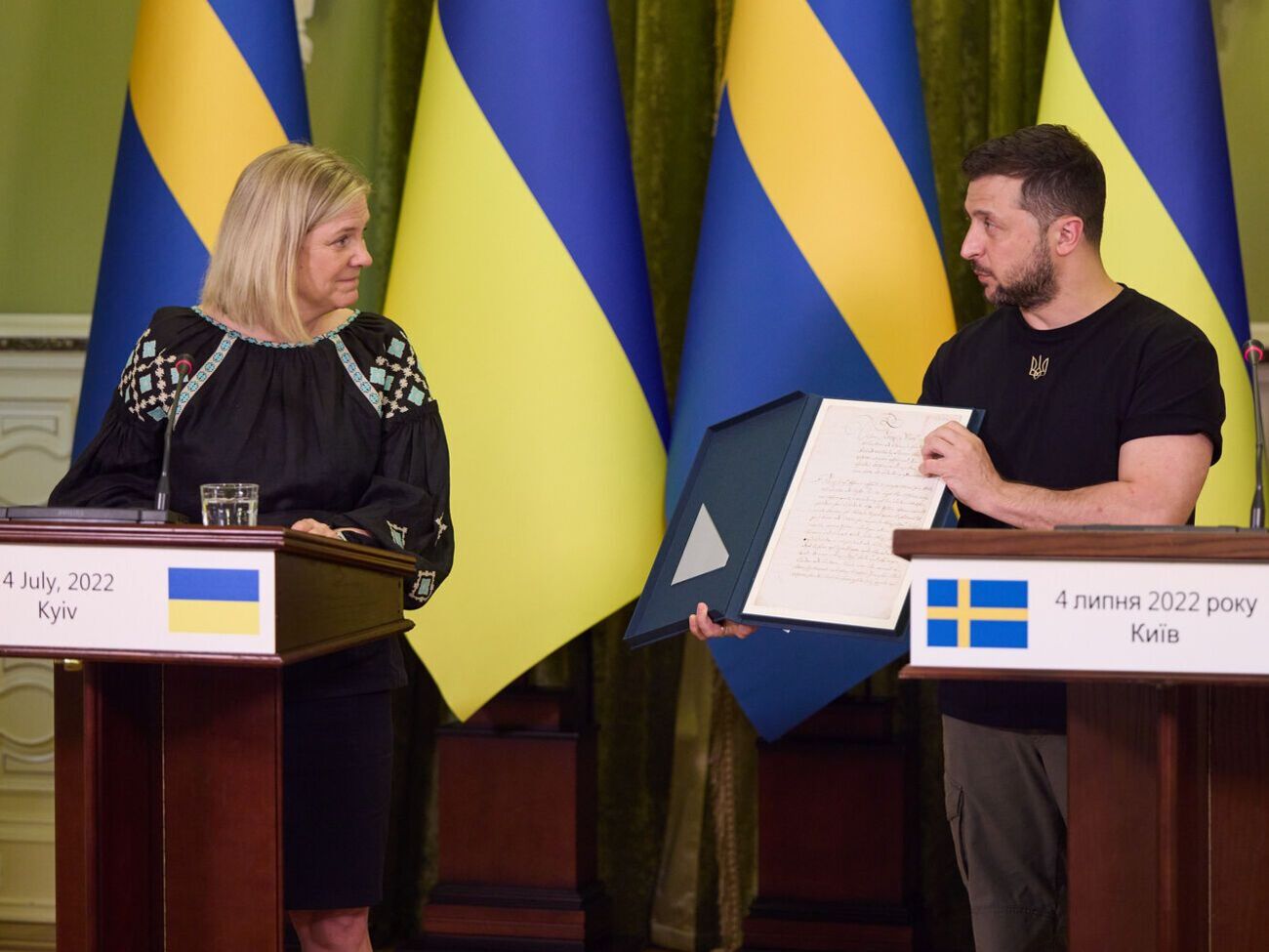 Андерссон передала Зеленскому копию письма из Национального архива Швеции, написанного в 1711 году