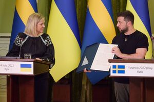 Андерссон передала Зеленському копію листа з Національного архіву Швеції, написаного 1711 року