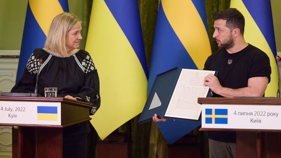 Андерссон передала Зеленському копію листа з Національного архіву Швеції, написаного 1711 року