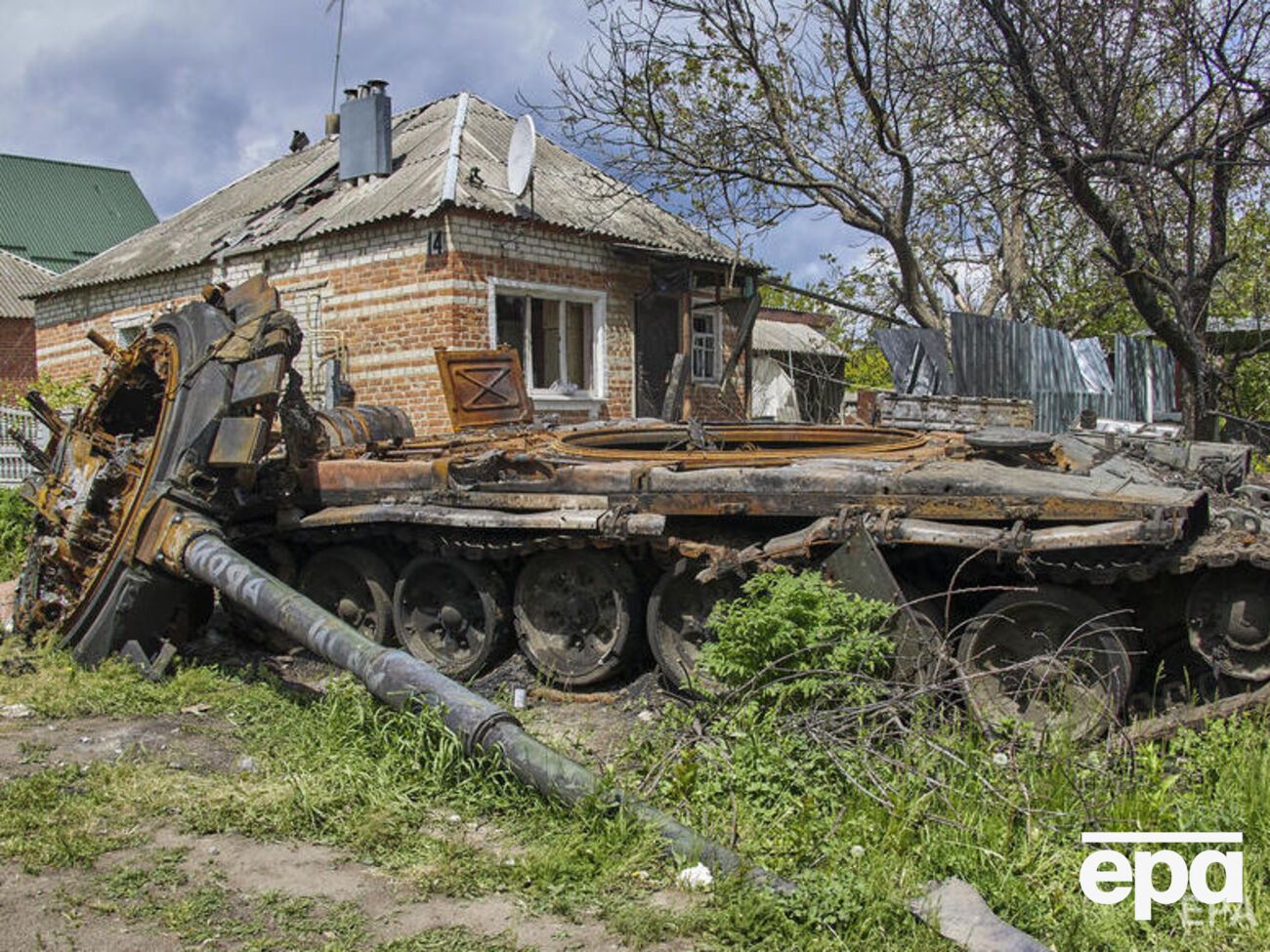 Окупанти у війні проти України втратили майже 1600 танків