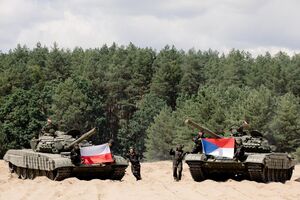 Залужный: Благодаря вашим танкам мы боремся с нашим общим многовековым врагом